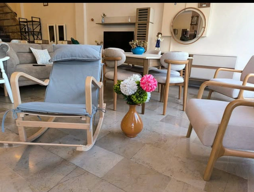 Evde ahşap dekorasyon fikirleri blog yazısı görseli — ahşap sallanır koltuk